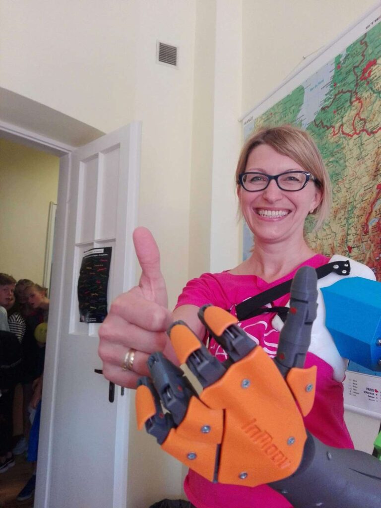 Paulina Malinowska-Kowalczyk z protezą lewej ręki wydrukowaną w technice 3D.