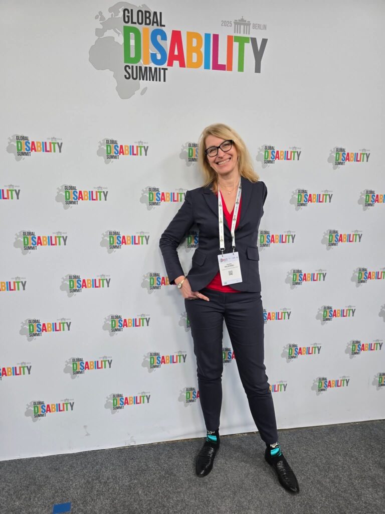 Paulina Malinowska-Kowalczyk na ściance Kongresu Global Disability Summit w Berlinie.