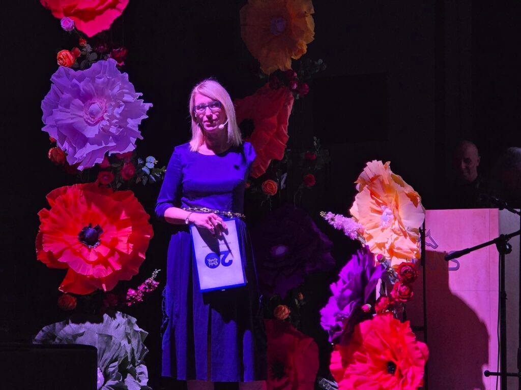 Paulina Malinowska-Kowalczyk prowadzi Galę 20-lecia Fundacji im. Doktora Piotra Janaszka "Podaj dalej" w Koninie.