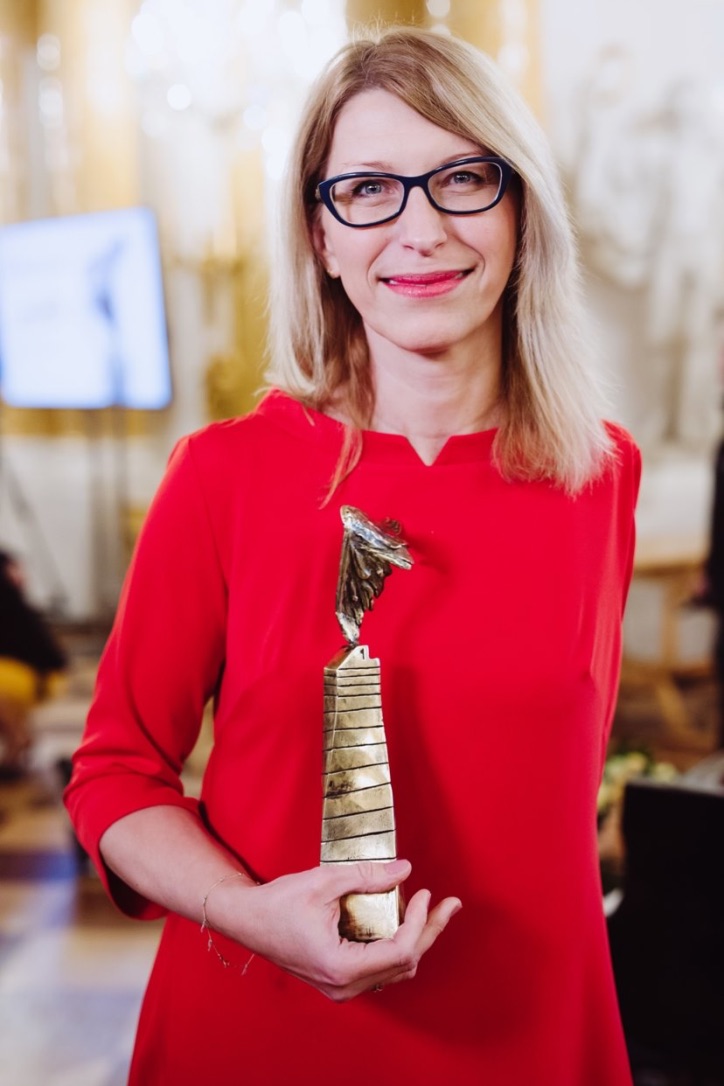 Paulina Malinowska-Kowalczyk trzyma w ręce statuetkę.