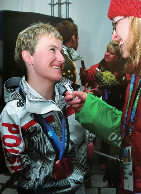 Paulina Malinowska-Kowalczyk nagrywa wywiad z paranarciarką biegową Katarzyną Rogowiec.