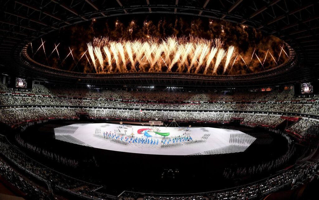 Sztuczne ognie na stadionie podczas otwarcia igrzysk w Tokio.